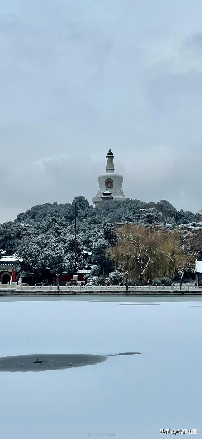 当雪花飘落，太液池逐渐冰封，化作一片平整如镜的银白世界，与远处琼华岛上覆雪的白塔