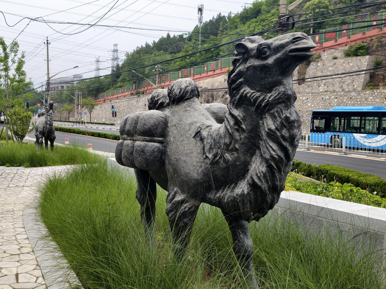 登顶香炉峰，不再想走台阶路下山了，于是就从豫泰门出去，沿着蜿蜒起伏的西山绿道，漫