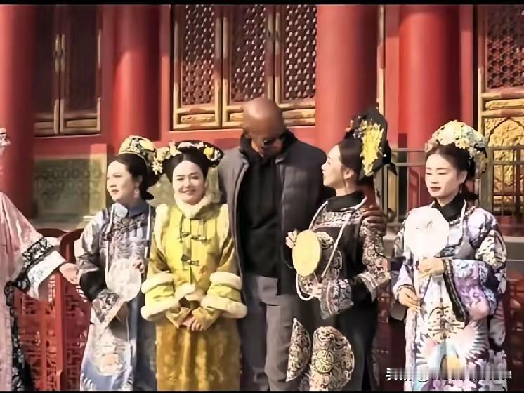 好光荣，好幸福见到老外就往上舔。这就是你们要的自由开放吗？平时民工看你一眼你们都