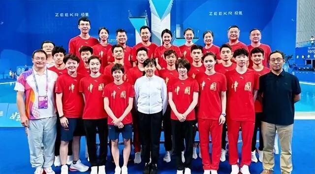 全红婵终于自信满满站在周继红的身边，再次说明机会是留给有准备的人[赞]
周继红国