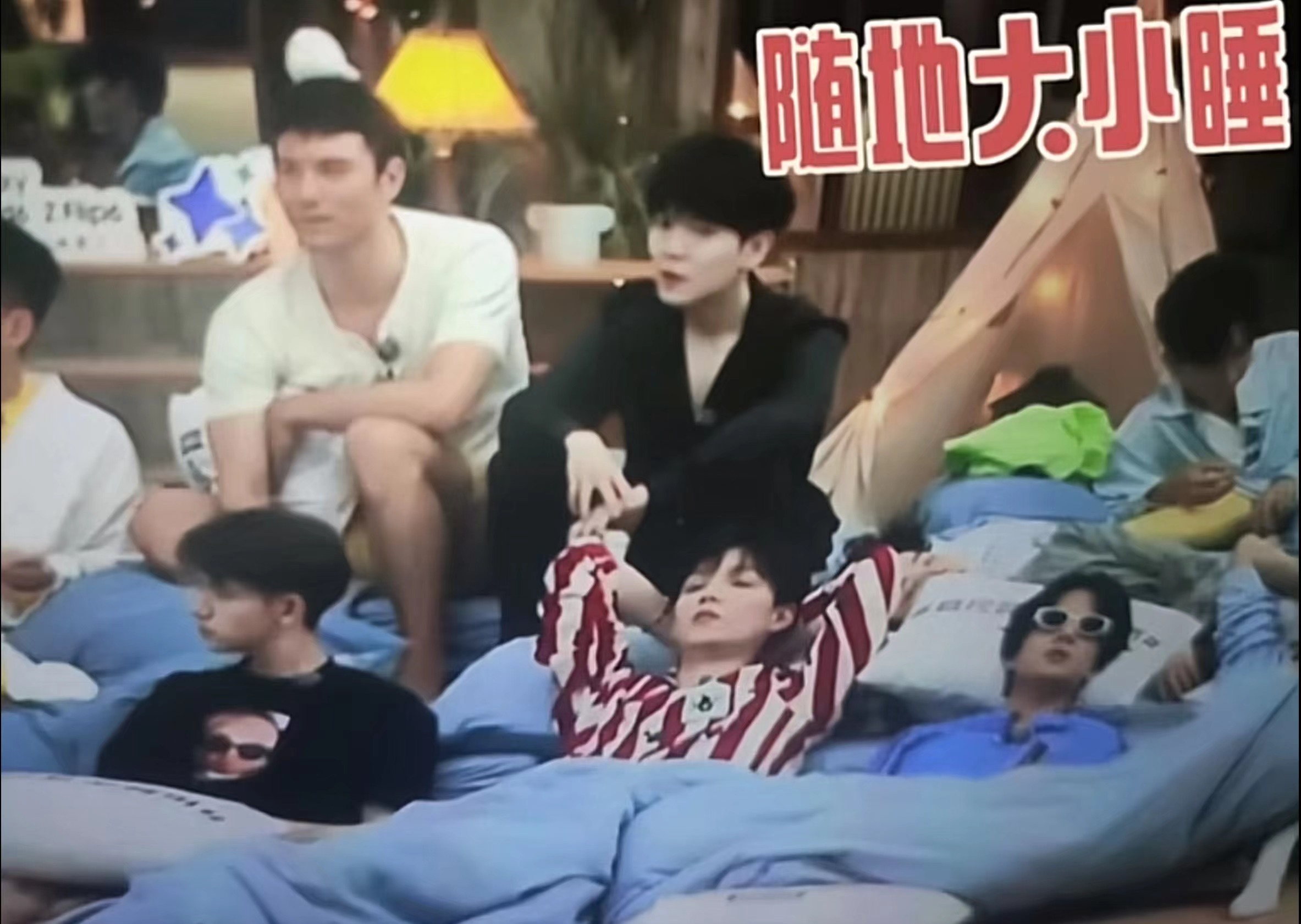 怎么给石凯睡成2D了，笑死，就这么变成纸片人闯入二次元了。 ​​​
