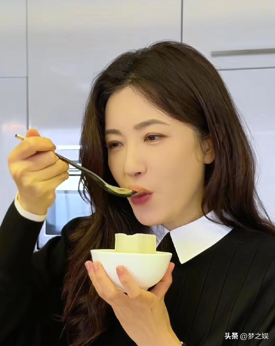 曾黎一位实力派女演员，她的饮食很不一样，喜欢自己种菜吃，平时也不吃肉，都是素食为