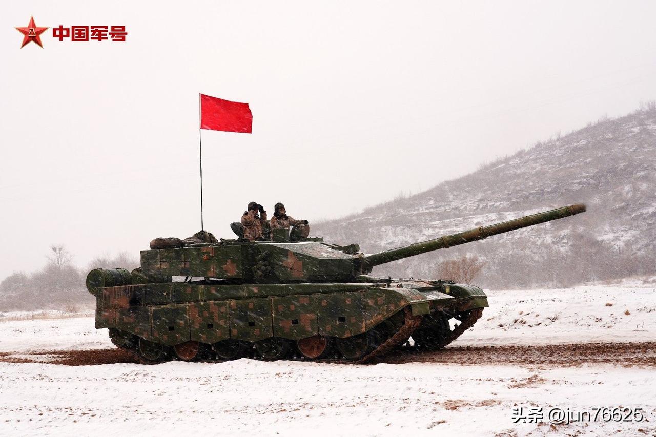 近日，华北地区气温骤降，中部战区陆军第82集团军某旅将坦克分队拉至冰封雪覆的地域