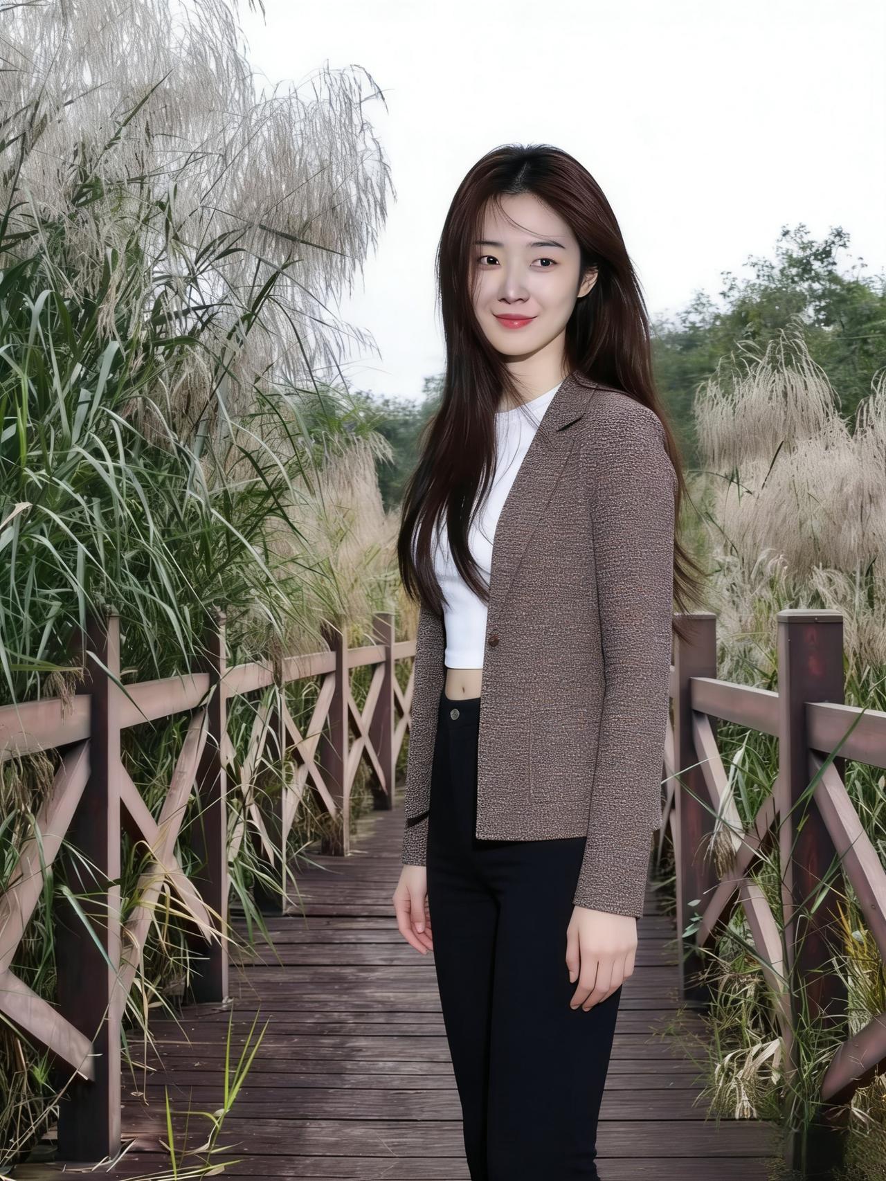 木栈道的纹路，漫过鞋底
芦花在她身侧，开成了蓬松的雪
棕褐的西装，裹着白衫的素净