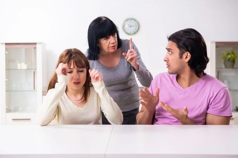 国外一名女网友发文表示，自己的婆婆自从公公过世后就变得非常黏人，近期婆婆变本加厉