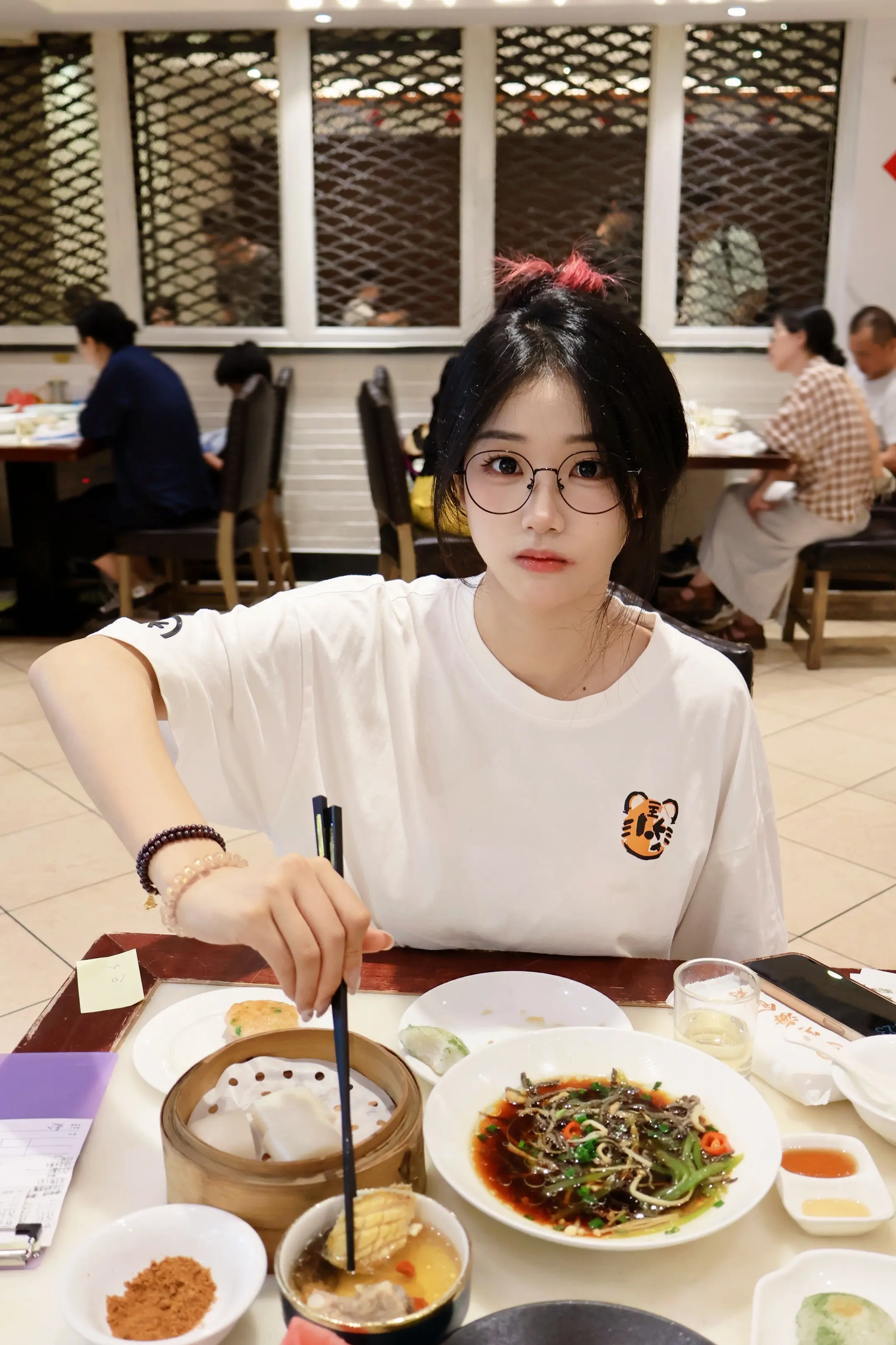 明明是我更可爱 不许跟别人吃饭了。