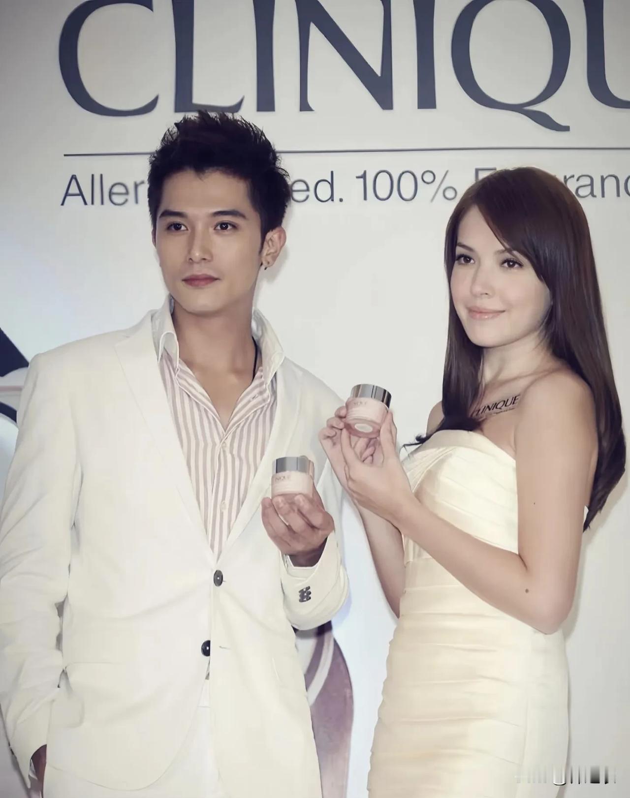 邱泽幼年时候父母离婚，奶奶养他，他长大之后读的体校，体校毕业因为长得帅就进了演艺