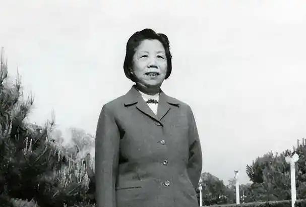 1965年，邓颖超腰部严重扭伤，用了许多方子都不见好转，周总理只好把一位女中医请