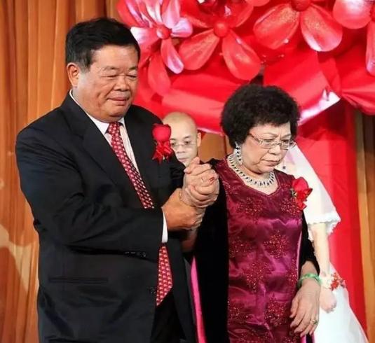 “爬进棺材之前，绝对不能将财产给儿女！”这是身家160亿的曹德旺，临终前对妻子最