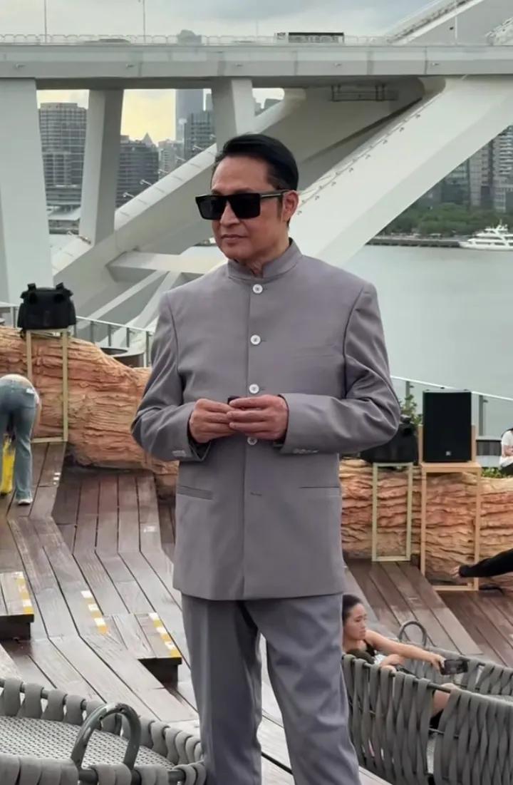 看了几个网友拍摄的马景涛在景区演出的视频。
我只能说60多岁，又蹦又跳，实在太吃