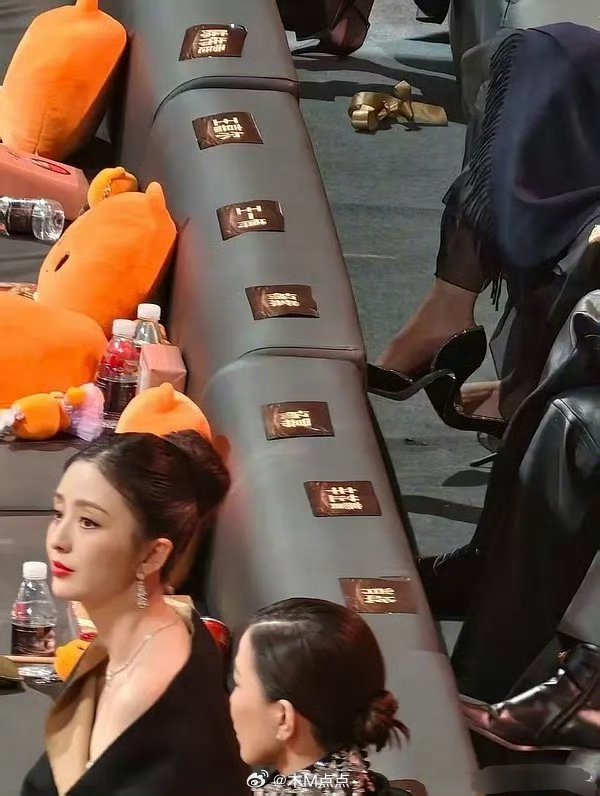 工作人员在重新贴座位牌 微博之夜工作人员又把座位换回来变回三人座了 