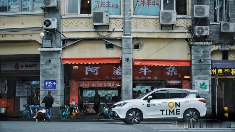 看到“窗外一街雨”这个上联，一下子就来了兴致。对联讲究对仗工整、意境相符。我觉得