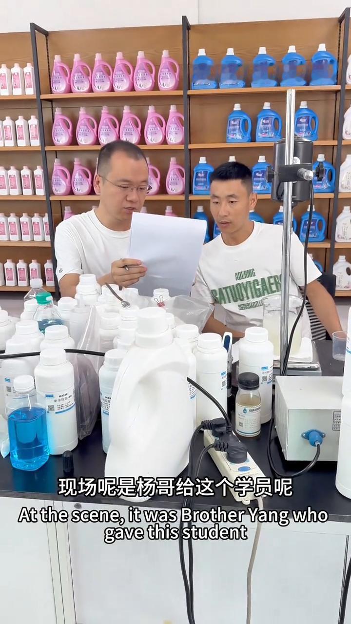 内蒙古粉丝现场学习洗车类技术配方。
大家好，我是杨哥。这是来自于内蒙古的三位学员