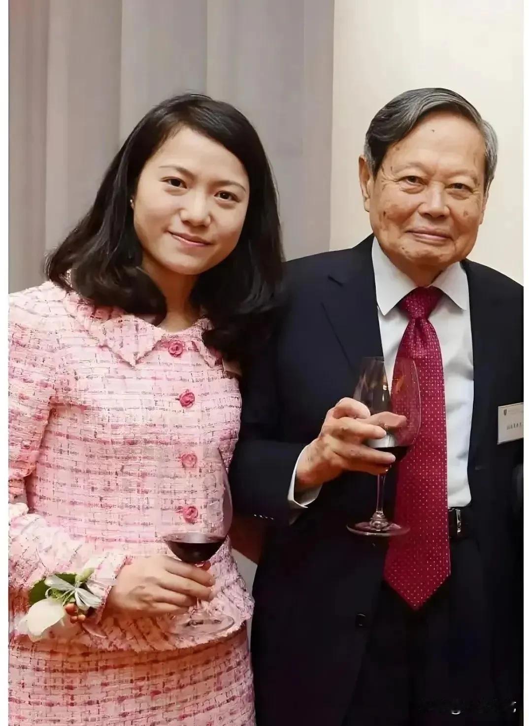 这对“夫妻”我相信大家都不陌生了吧？！
时光在他们脸上没有留下任何痕迹这对“夫妻