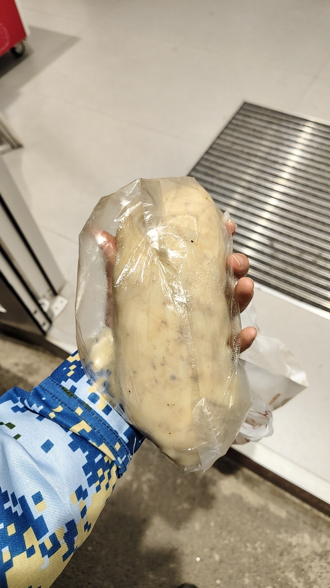 这个奶奶给我卷了一个超级宇宙无敌大凉皮​我：我不要所有配菜 只要面筋​奶奶：那哪