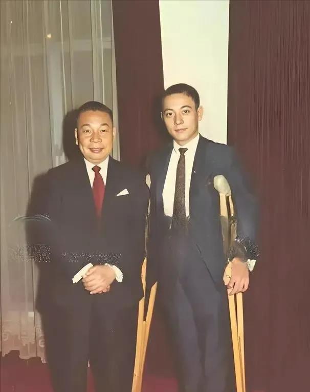 1970年，蒋经国和拄拐的长子蒋孝文的合影，蒋孝文拄拐不是因为他受伤，而是他的身