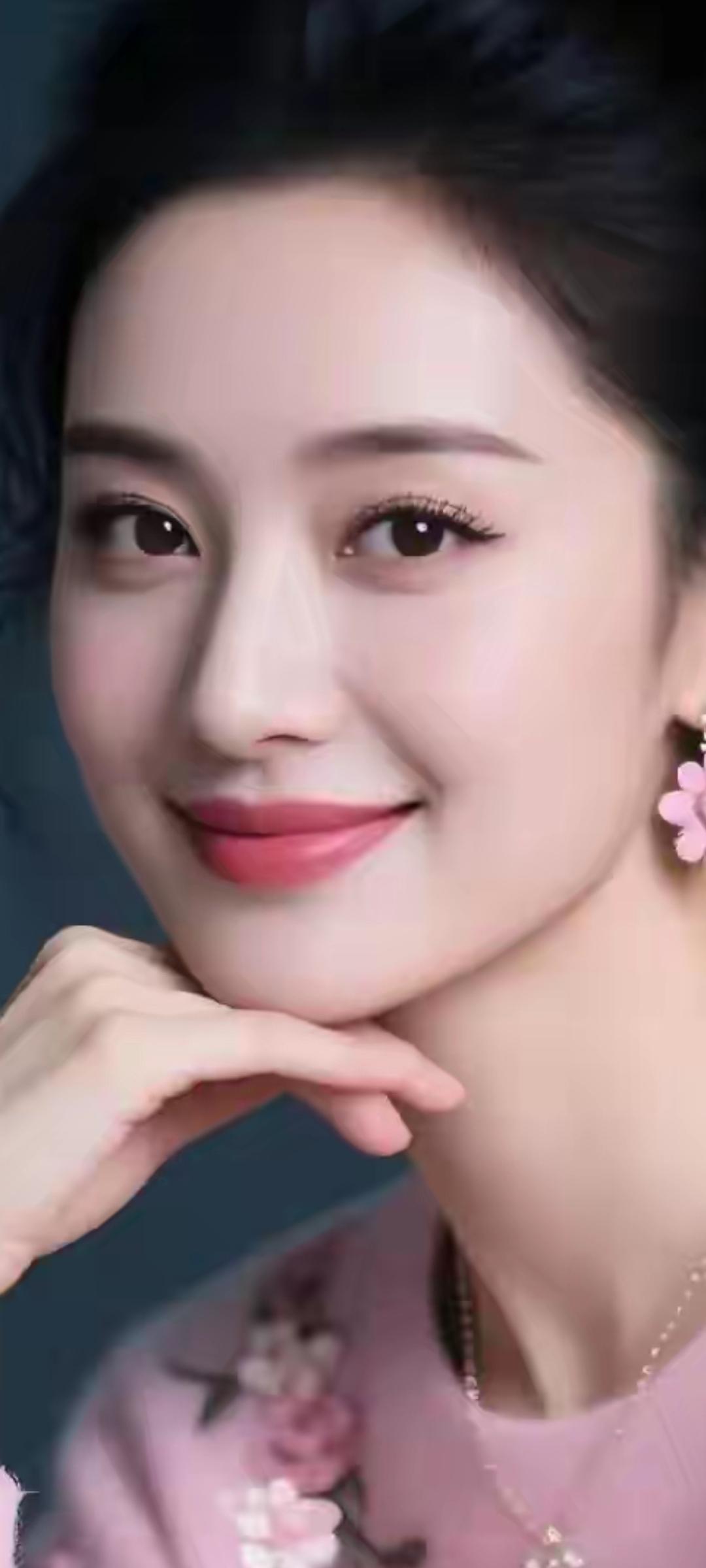 温柔甜美的粉色花朵耳饰，搭配粉色上衣，少女心满满！🌸💕