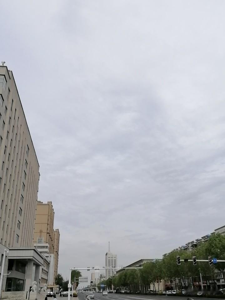 刚才看到一件事儿，我心里很伤感。

我从家里出来打算去看个电影。我要是去看电影，