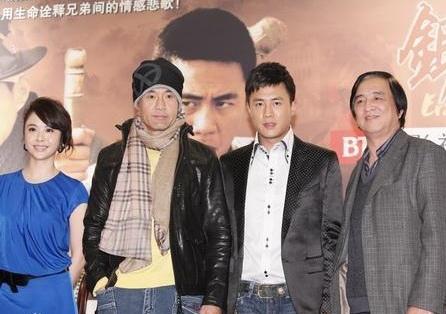 这张4人合照，我只认出了胖瘦适宜、明眸灿亮的著名演员杜淳，曲眉丰颊、清姿雅质的杨