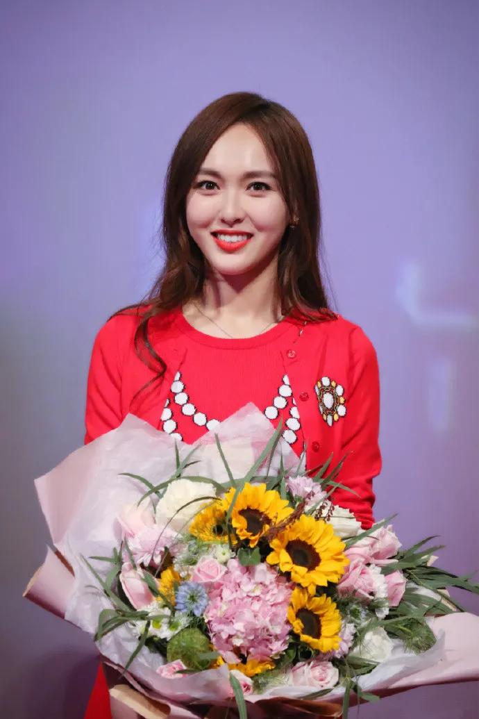 唐嫣是一位中国女演员，拥有高智商和情商，她在演艺生涯中取得了许多成就。以下是她的