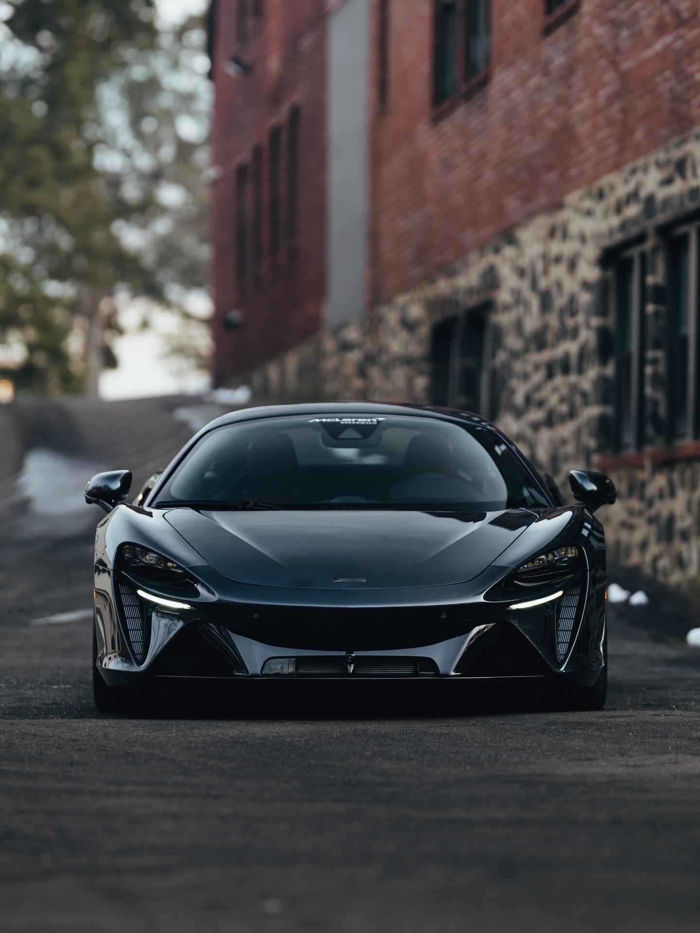 2026年款迈凯伦Artura帕台洛灰是一种不太常见的车漆。大多数时候它看起来像