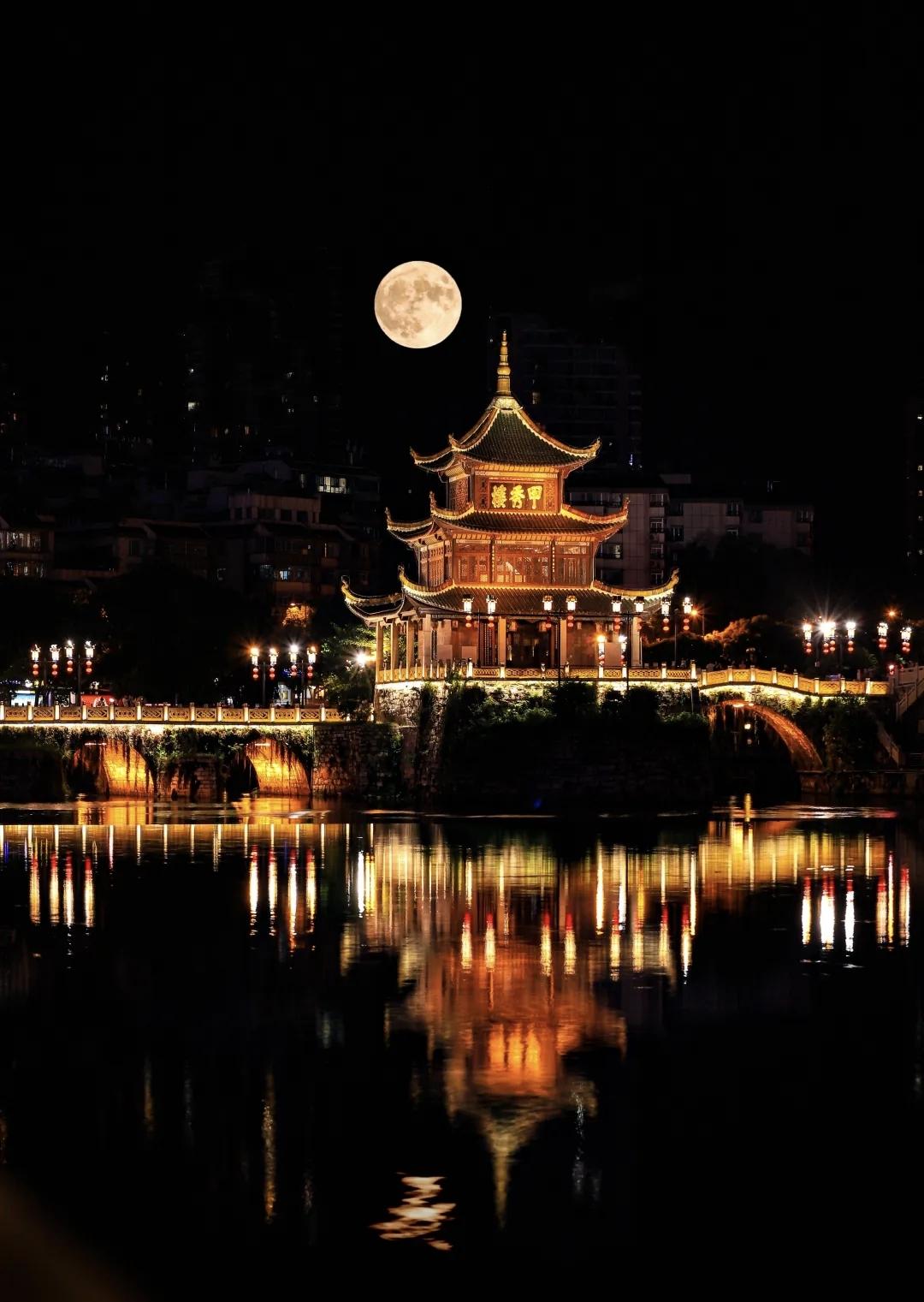 天各一方的夜晚，月亮是唯一的共通语言。你在这头看它悬在楼顶，我在那头望它落在江心