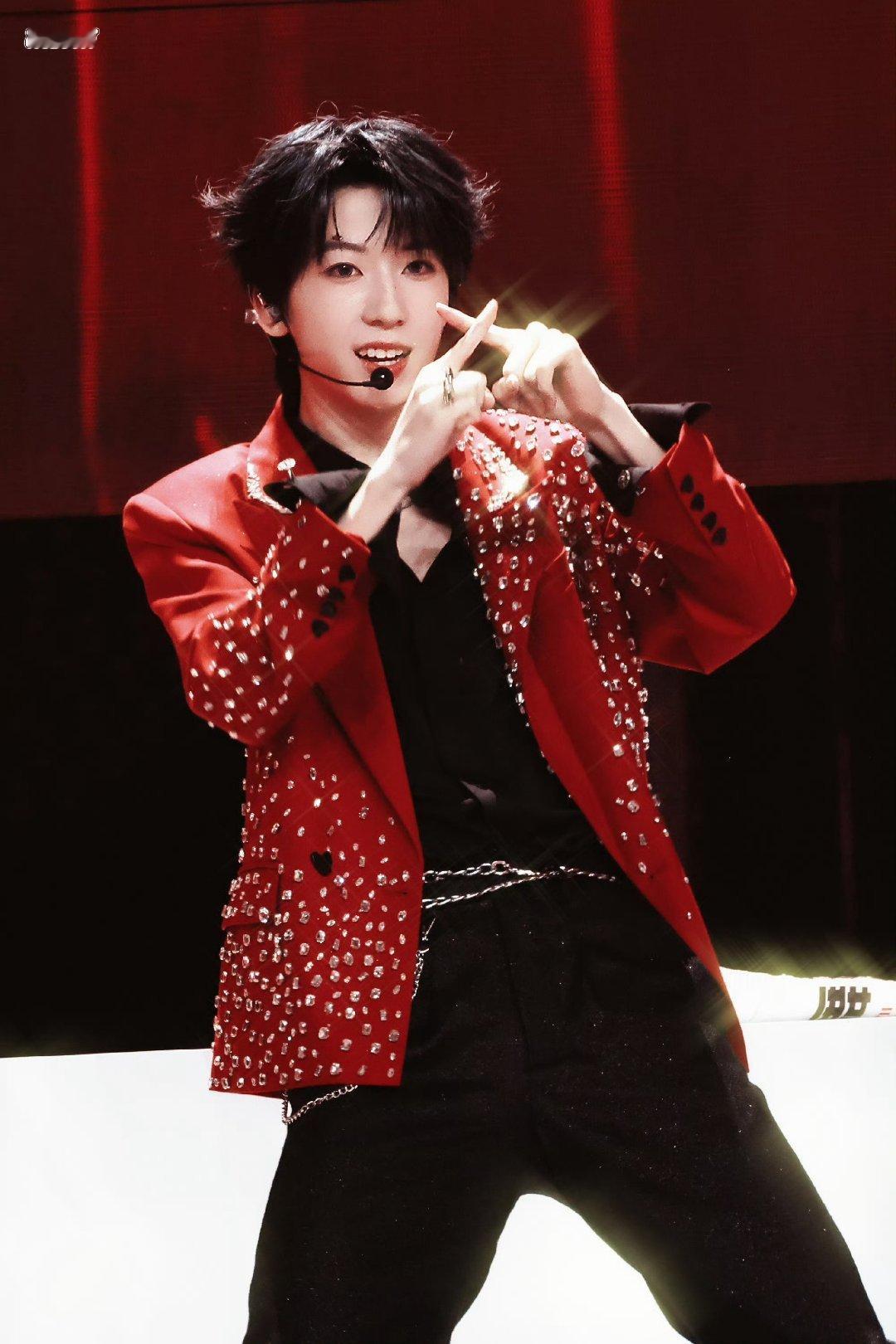 杨博文用保温杯挡私生 追星的意义是陪伴与成长，不是围堵与窥探，别让你的喜欢，变成