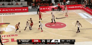 中国男篮球星赵继伟终于挺身而出了！在今天进行的中国男篮和日本男篮的比赛中，当时比