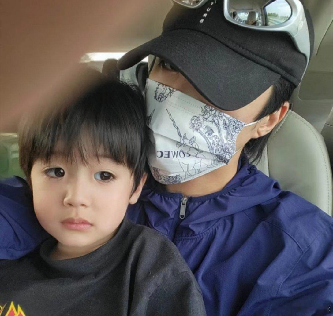 姜潮儿子 帅到可以进时代峰峻姜潮儿子真的很符合时代峰峻的审美[开学季][开学季]