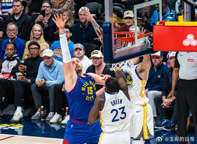 掘金勇士冲突冲突的导火索是克莱·汤普森与贾马尔·穆雷因肢体接触发生推搡。随后矛盾