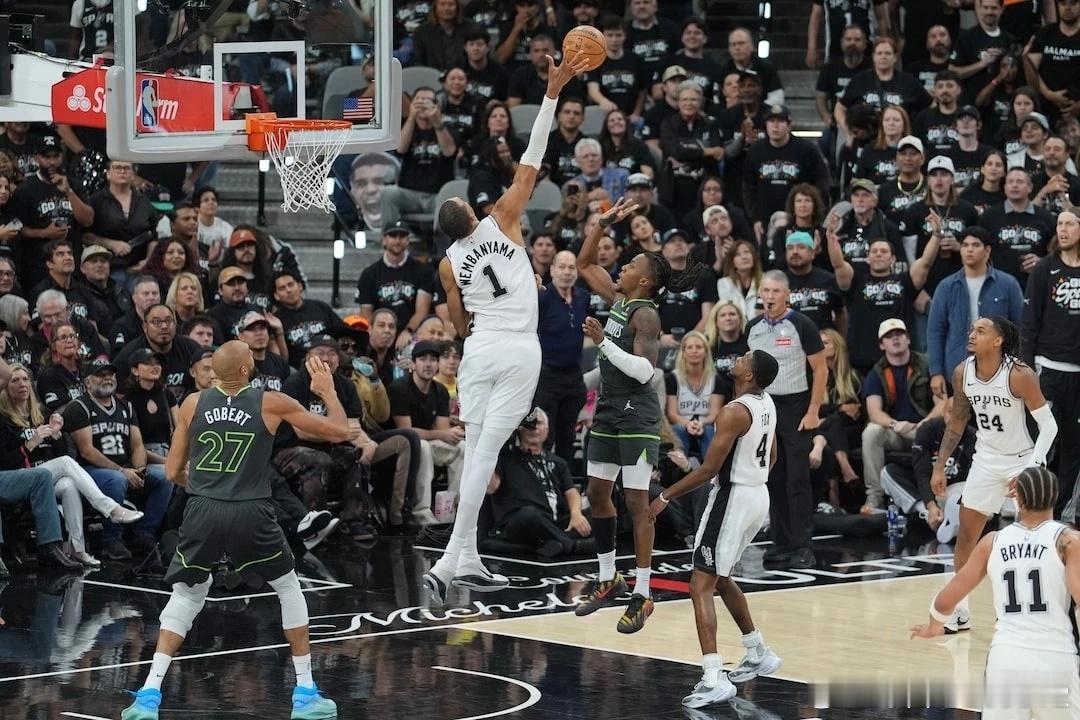 NBA季后赛🏀西部半决赛第二场:马刺133比95大胜森林狼，将系列赛大比分扳成