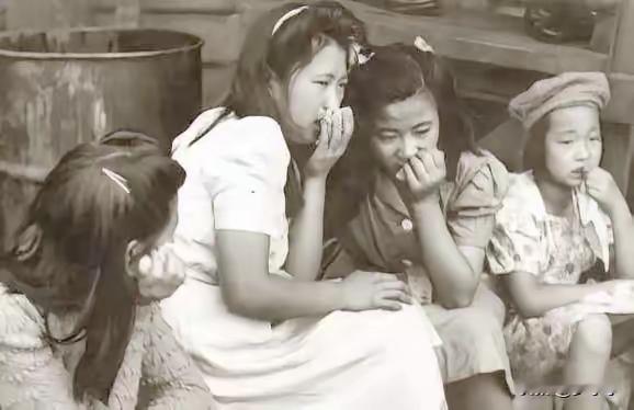 1941年，有个“汉奸”藏着个谁也想不到的秘密！他在人前总是点头哈腰装顺从，暗地