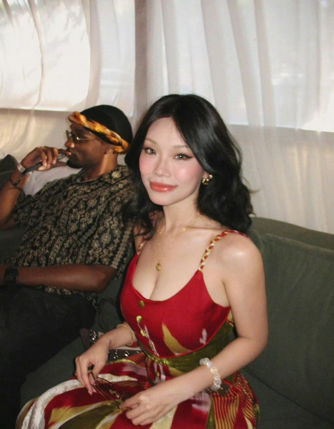 万妮达与男友合照新疆婚礼是不是特别好玩！！幸福幸福幸福都要幸福，这个裙子太适合你
