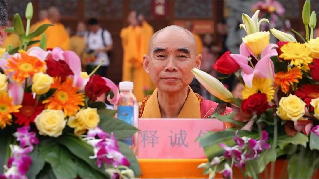 浙江省佛教协会副会长，宁波市佛教协会会长，天童禅寺方丈，诚信大和尚！#佛教文化 