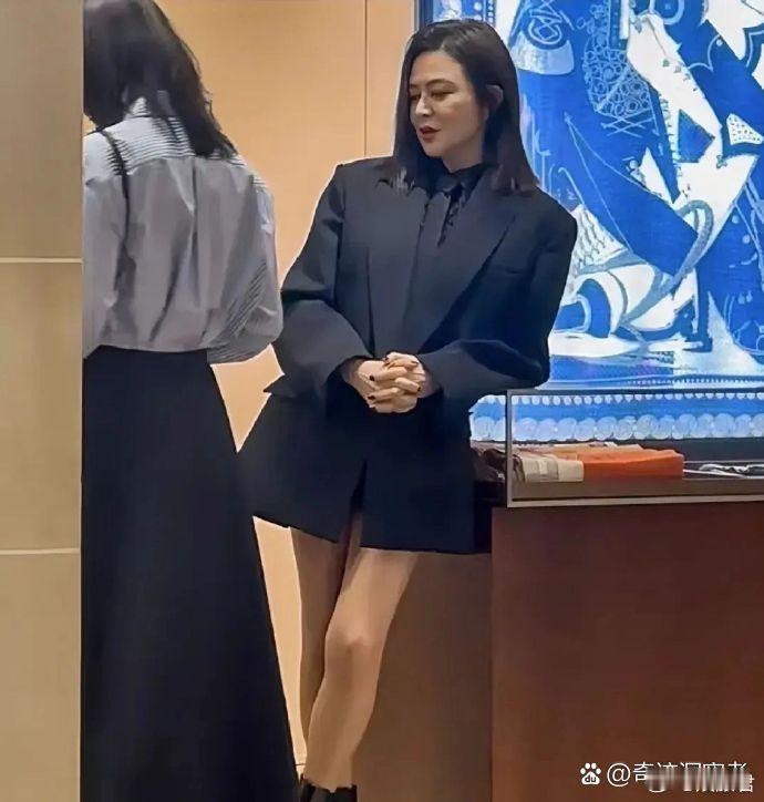 天呐！这可是曾经的昔日女神啊！看图片大家知道她是谁吗 