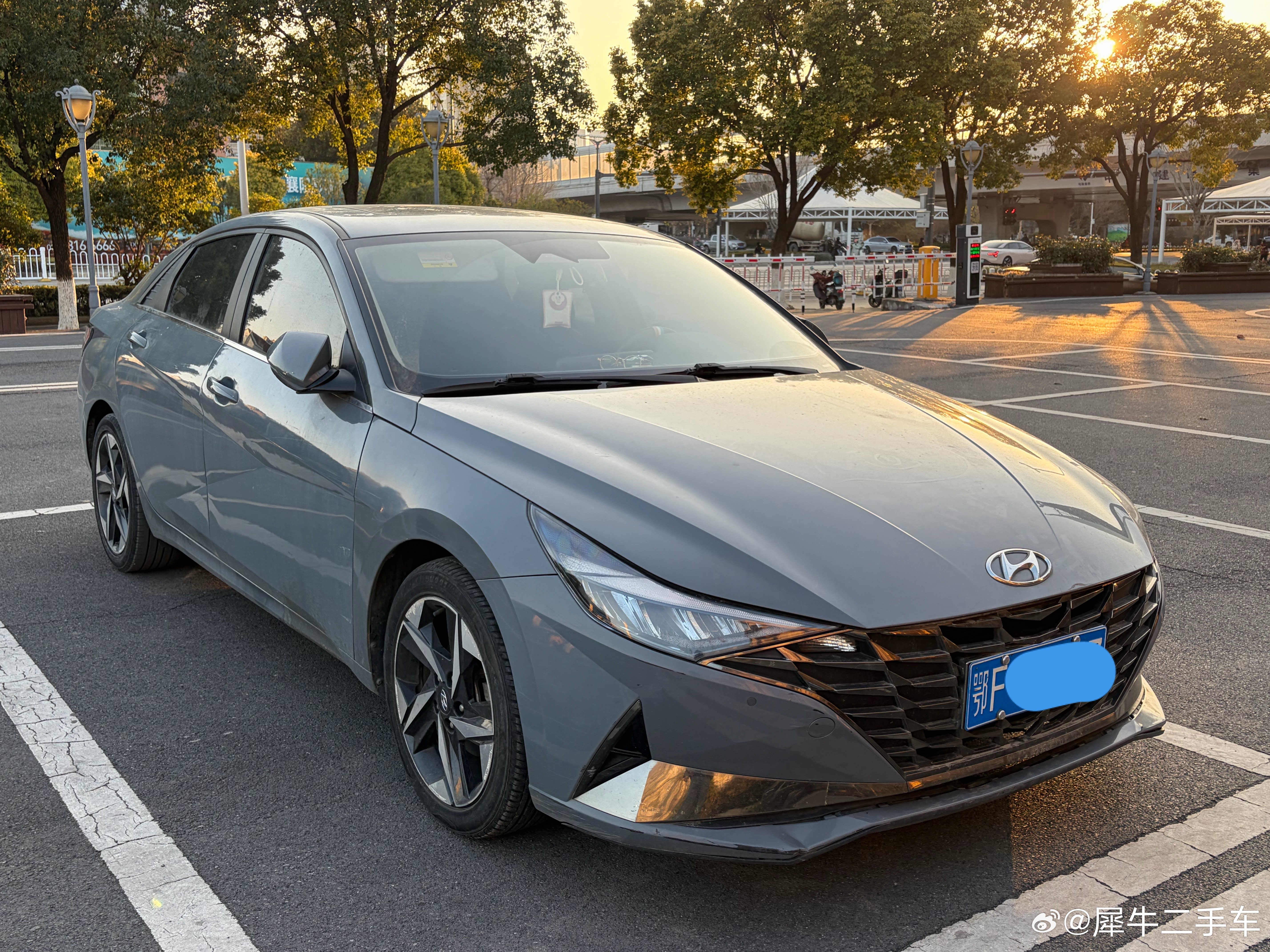 韩系车的设计还是有一手的不说顶尖吧前沿肯定没问题这个20年的现代伊兰特就挺好看前