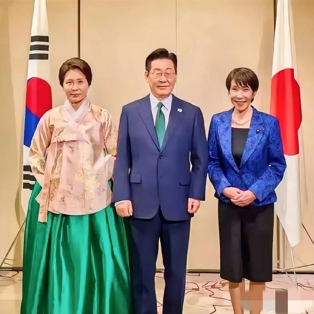 大家发现没有，不知是我我带了滤镜还是啥，总觉得李在明夫人访华时，看着面相特别温柔