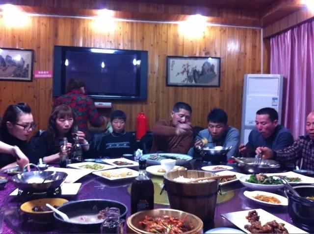 “霸王餐不是这么好吃的！”10个人聚餐消费1262元，结果 9 个人脚底抹油开溜