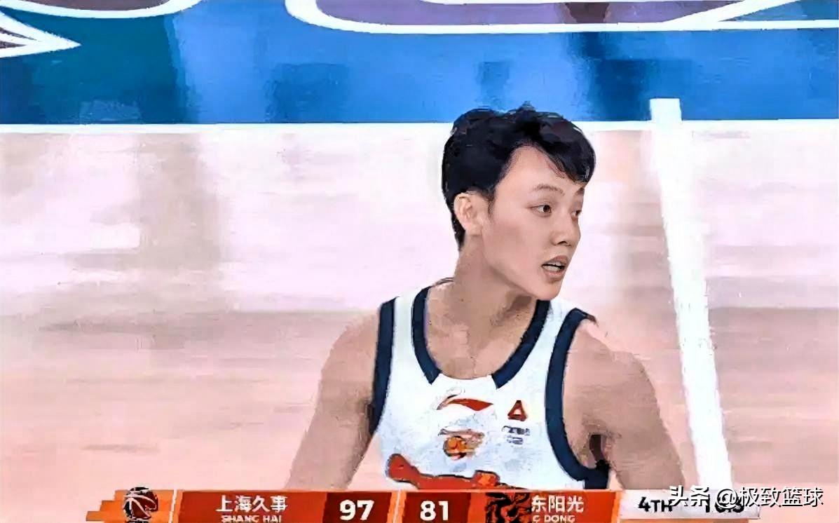 广东男篮核心后卫徐杰真是太嚣张了！今晚上海97-81战胜广东。比赛进入最后时刻，