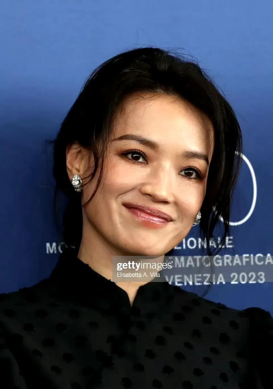 舒淇也老了，
外网生图下，太明显了。
虽然浓妆艳抹下，遮盖了不少岁月的痕迹，但是