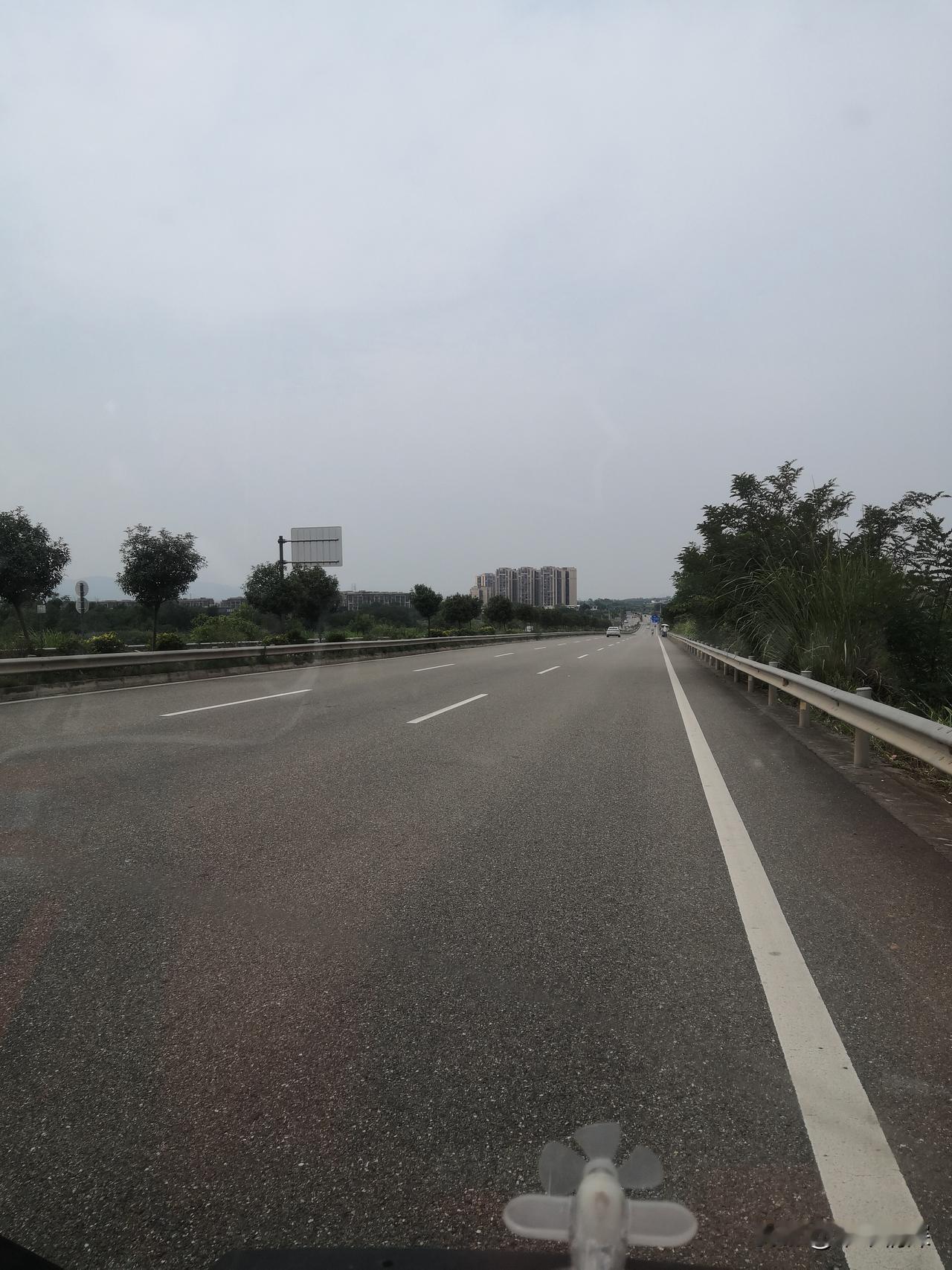 ：所在的城市德阳中江县农村都是35度的事情，何况现在是夜间，天气非常闷热的，好像