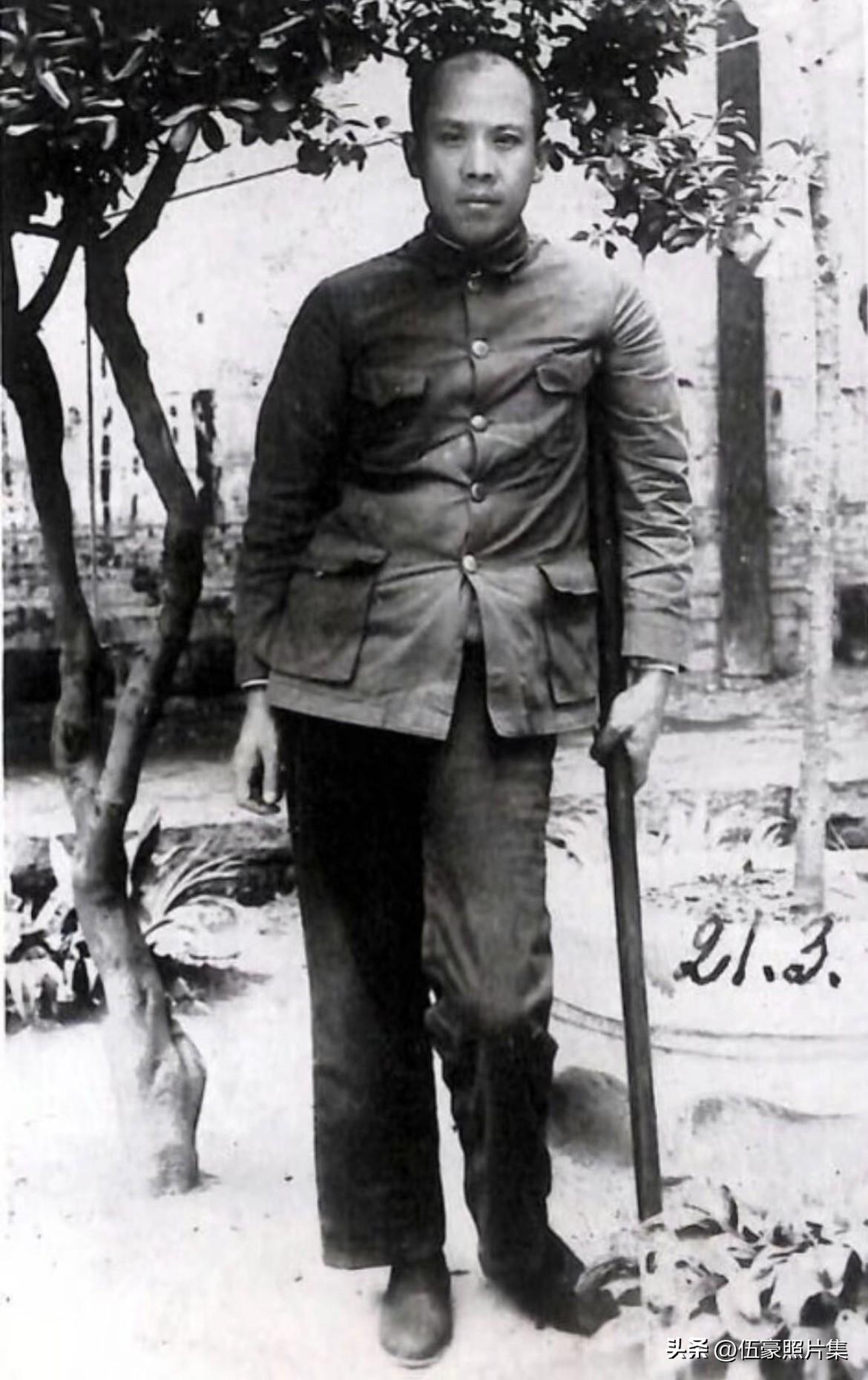 1920年秋，刚从金陵军官教育团（又称金陵军官教导团）第五期毕业，被分配到江苏省