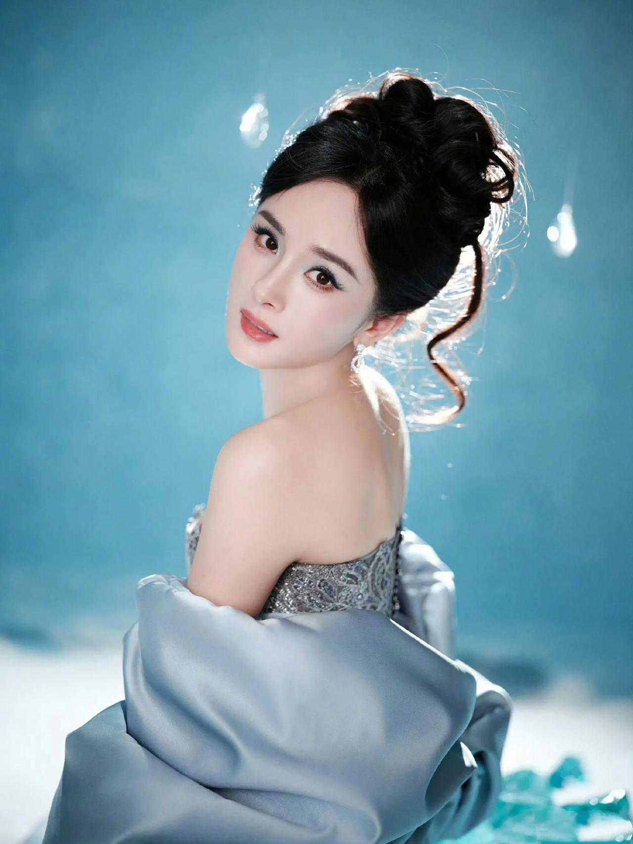 杨幂冰蓝长裙亮相 如坠入凡间的极地精灵！杨幂这身冰蓝色镂空长裙又一次美出新高！裙