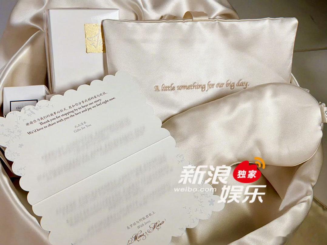 奚梦瑶何猷君婚礼伴手礼这个落款，好细心吧！两个人终于办婚礼了啊，祝幸福呀 
