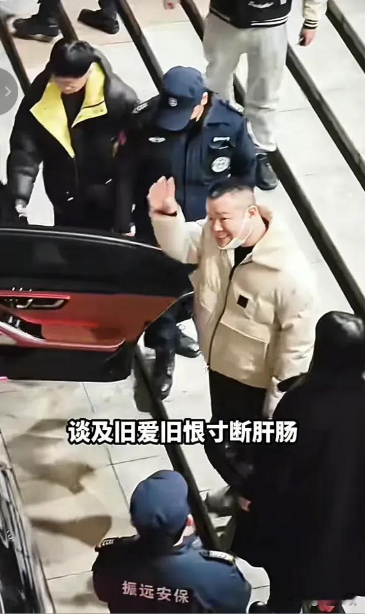 岳云鹏这人气是真旺啊！1月6号在央视大楼下台阶，他弯腰向粉丝挥拳致谢，粉丝们立马