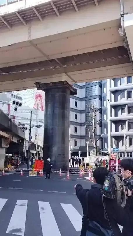 18米大钢管，直接破土冲起6层楼高，你说厉害不厉害，恐怖不恐怖，吓不吓得死路人