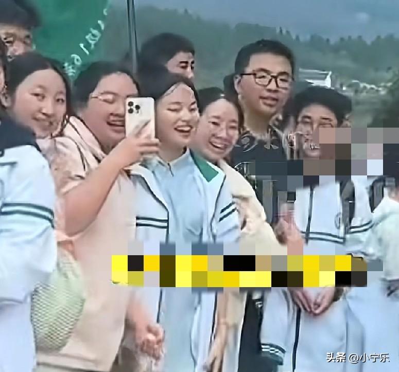 3月21日，四川泸州新人接亲在狭窄村道偶遇到学生春游队伍，长达两三公里的高中学生
