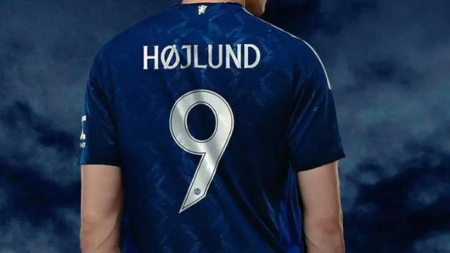 曼联新闻博主Utd Faithfuls报道，在曼联新赛季客场球衣的销售中，霍伊伦