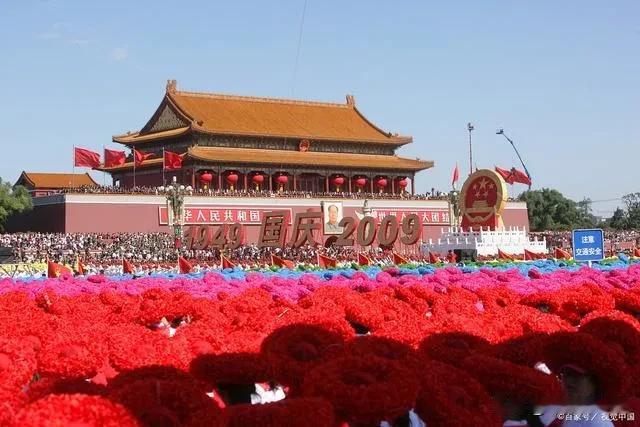 #寻找热爱表达的你#

      喜迎国庆

国庆佳节马上到，
山欢水笑红旗飘