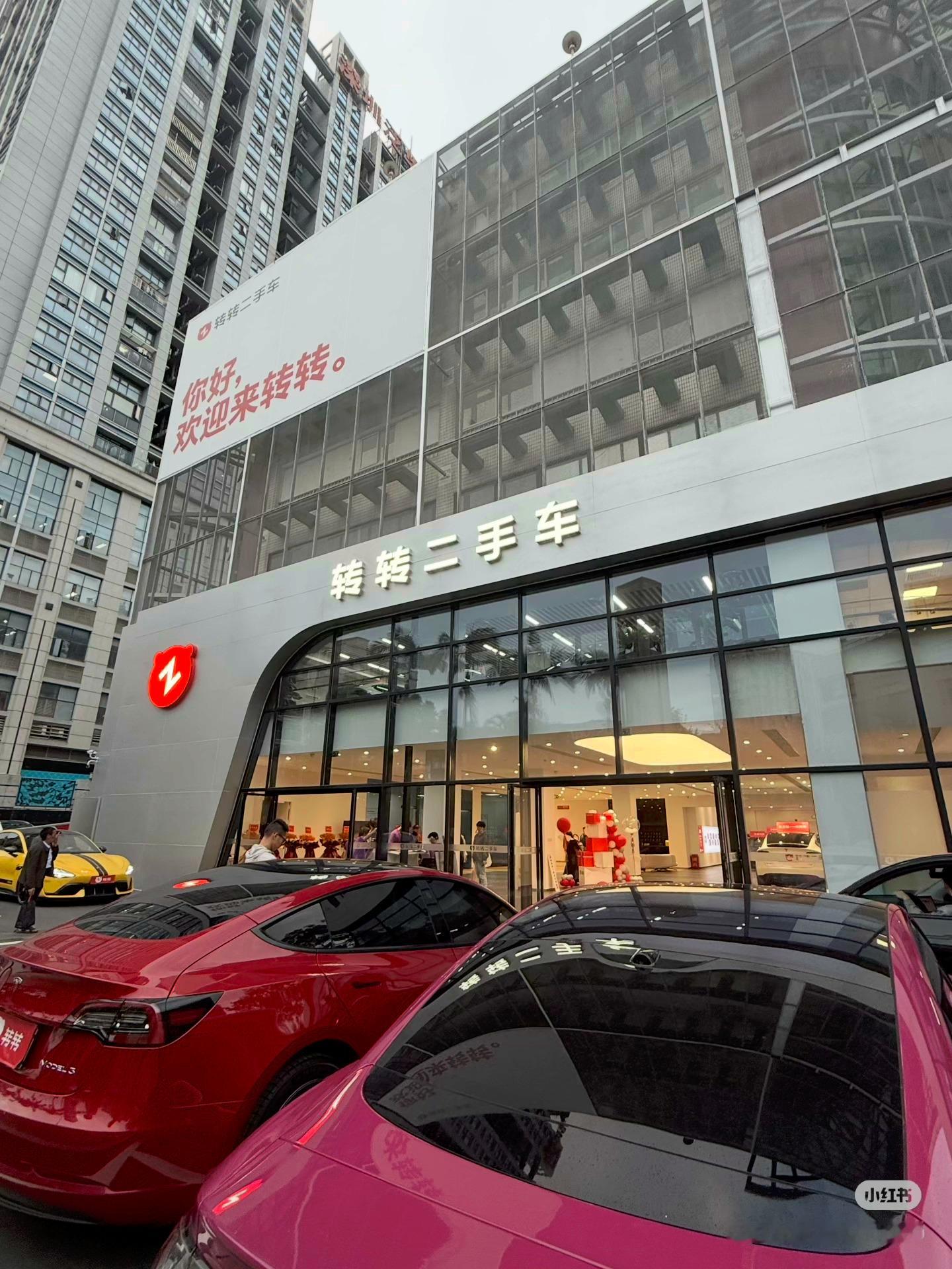 深圳一个奔驰4S店倒闭后，被转转二手车盘了下来，店内氛围看起来挺不错。话说回来，